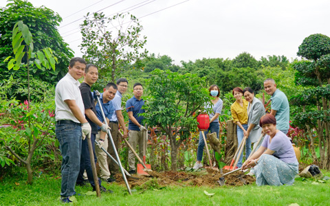 إ���ഺ����������������ǰ�С���yl23455����԰�ֽ���23��������ֲ���˶�Բ���չ�